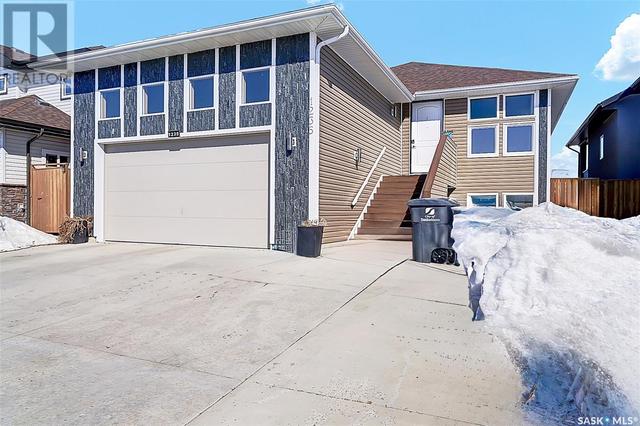 1235 Hargreaves Way, House detached with 5 bedrooms, 3 bathrooms and null parking in Saskatoon SK | Image 2