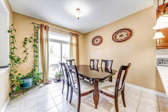 19 Stonechurch Cres, House detached with 4 bedrooms, 3 bathrooms and 4 parking in Markham ON | Image 4