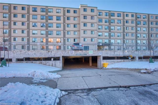 211 - 18 Holborn Court, House attached with 2 bedrooms, 2 bathrooms and 1 parking in Kitchener ON | Image 3