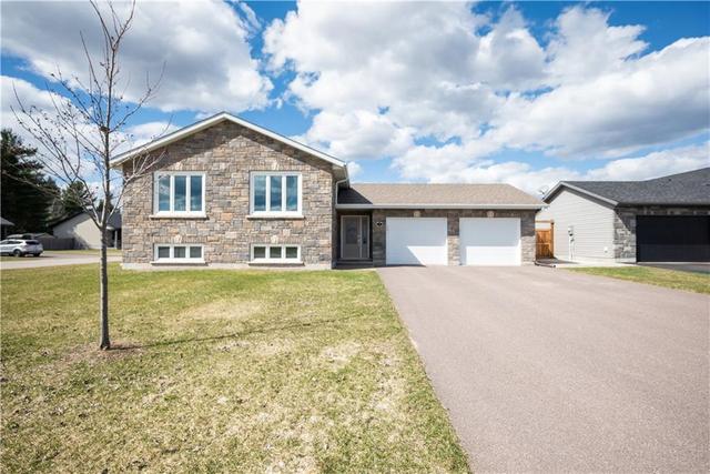 3 Nile Street, House detached with 5 bedrooms, 2 bathrooms and 6 parking in Petawawa ON | Image 1