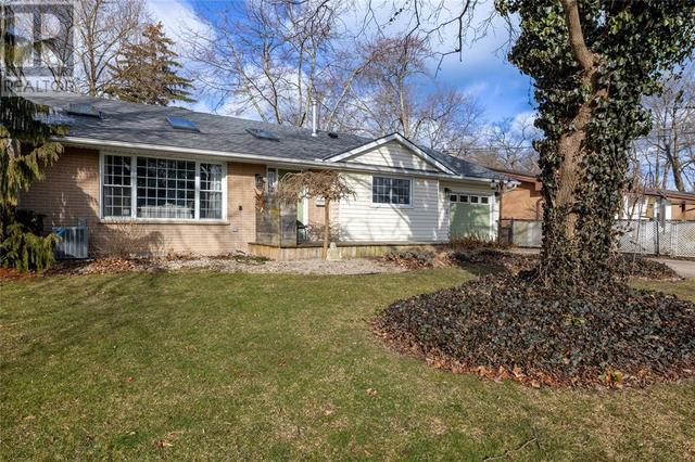 1705 Mulberry Street, House detached with 2 bedrooms, 2 bathrooms and null parking in Sarnia ON | Image 2