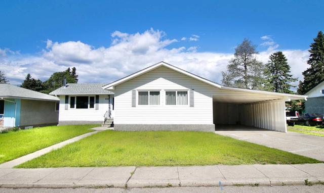 135 Sunwapta Drive, House detached with 3 bedrooms, 2 bathrooms and 3 parking in Hinton AB | Image 1