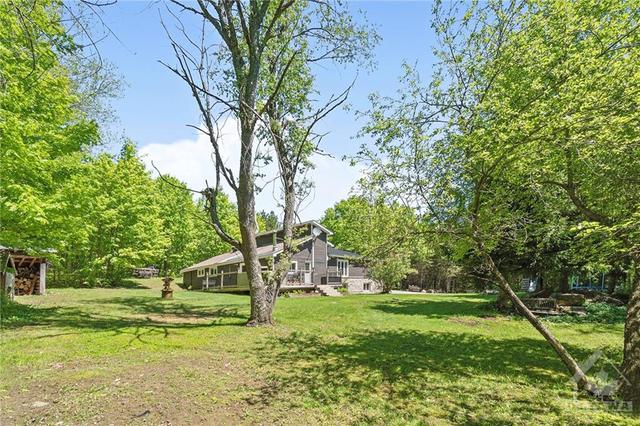 616 Pine Grove Road, House detached with 4 bedrooms, 3 bathrooms and 10 parking in Lanark Highlands ON | Image 2