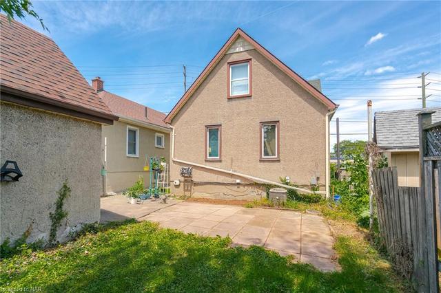154 Carlton Street, House detached with 6 bedrooms, 2 bathrooms and 4 parking in St. Catharines ON | Image 5