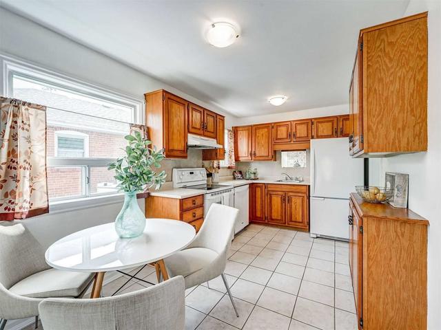 59 Hadrian Dr, House detached with 2 bedrooms, 2 bathrooms and 3 parking in Toronto ON | Image 4
