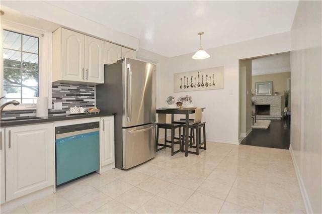 1323 Fundy Crt, House detached with 3 bedrooms, 2 bathrooms and 5 parking in Oshawa ON | Image 5