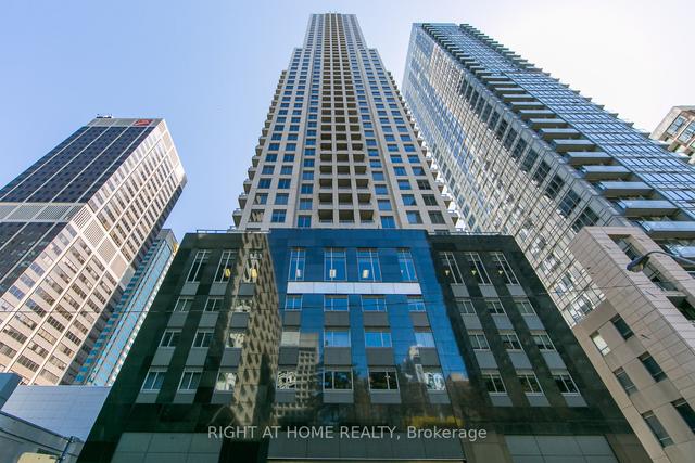 2403 - 35 Balmuto St W, Condo with 1 bedrooms, 1 bathrooms and 0 parking in Toronto ON | Image 2