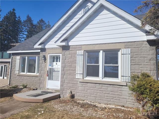 2952 Prince Of Wales Drive, House detached with 3 bedrooms, 2 bathrooms and 10 parking in Ottawa ON | Image 3