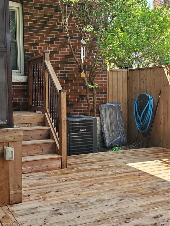 Outdoor landing and side deck. Plenty of room for everyone, even the dogs. | Image 15