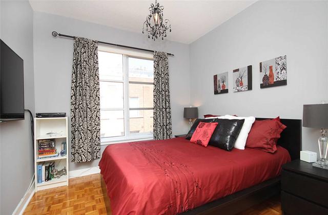 3 - 1388 Bloor St W, Townhouse with 2 bedrooms, 2 bathrooms and 1 parking in Toronto ON | Image 11
