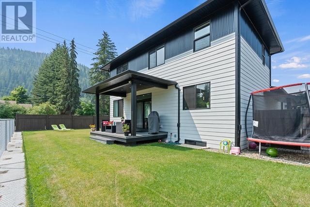 1 - 1441 20 Avenue Se, House detached with 5 bedrooms, 3 bathrooms and 2 parking in Salmon Arm BC | Image 56