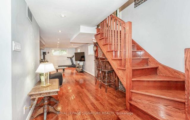 2 Hillcrest Dr, House detached with 3 bedrooms, 2 bathrooms and 2 parking in Toronto ON | Image 8
