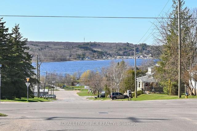 18 Owen St W, House attached with 3 bedrooms, 3 bathrooms and 3 parking in Penetanguishene ON | Image 31
