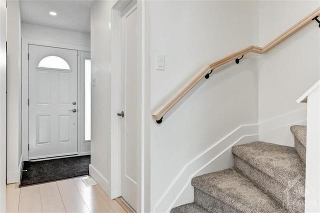 114 Barrow Crescent, Townhouse with 3 bedrooms, 2 bathrooms and 1 parking in Ottawa ON | Image 3