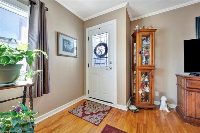 3 Elliott Avenue, House detached with 2 bedrooms, 1 bathrooms and 5 parking in Brantford ON | Image 3