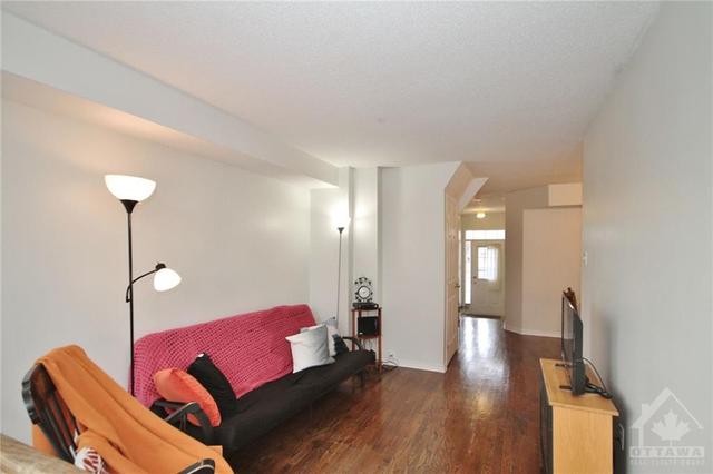4 Sienna Private, Townhouse with 3 bedrooms, 2 bathrooms and 2 parking in Ottawa ON | Image 5