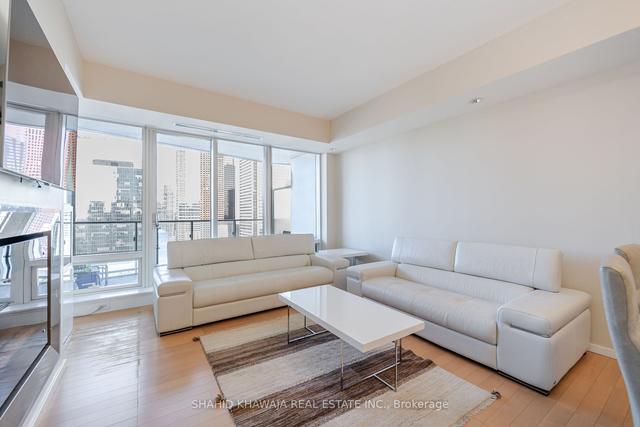 3807 - 180 University Ave, Condo with 2 bedrooms, 3 bathrooms and 1 parking in Toronto ON | Image 7