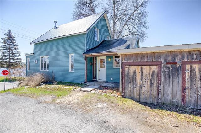 505 Gladstone Avenue, House detached with 2 bedrooms, 1 bathrooms and 2 parking in Greater Madawaska ON | Image 5