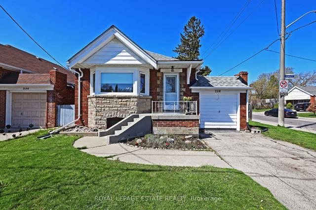 228 Glenwood Cres, House detached with 2 bedrooms, 2 bathrooms and 2 parking in Toronto ON | Image 1