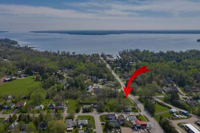 1240 Killarney Beach Rd, House detached with 2 bedrooms, 1 bathrooms and 3 parking in Innisfil ON | Image 1