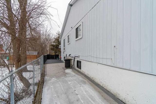 90 Centre St N, House semidetached with 3 bedrooms, 2 bathrooms and 4 parking in Brampton ON | Image 19
