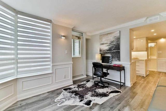 405 - 11 Townsgate Dr, Condo with 2 bedrooms, 2 bathrooms and 2 parking in Vaughan ON | Image 9