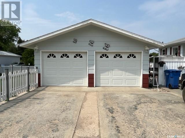 305 3rd Street, House detached with 3 bedrooms, 2 bathrooms and null parking in Star City SK | Image 4