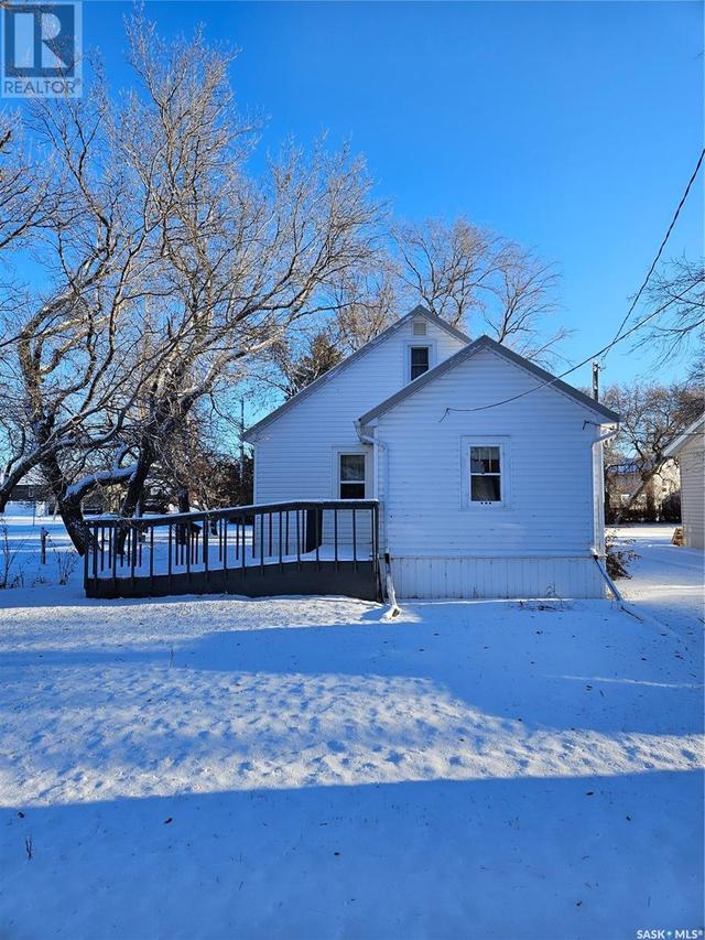 501 2nd Street, House detached with 3 bedrooms, 2 bathrooms and null parking in Lampman SK | Image 5