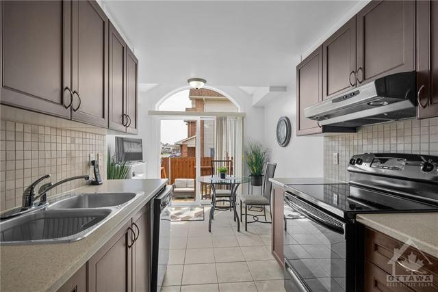 213 Silvermoon Crescent, Townhouse with 3 bedrooms, 3 bathrooms and 3 parking in Ottawa ON | Image 10