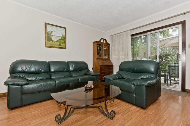 3191 Gwendale Cres, House semidetached with 4 bedrooms, 3 bathrooms and 4 parking in Mississauga ON | Image 2