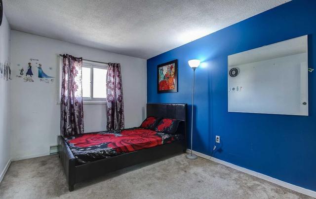 19 Mccallum Crt, Townhouse with 3 bedrooms, 2 bathrooms and 1 parking in Brampton ON | Image 5