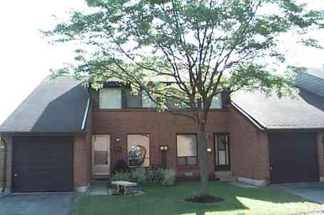 100 - 155 Glovers Rd, Townhouse with 3 bedrooms, 2 bathrooms and 2 parking in Oshawa ON | Image 1