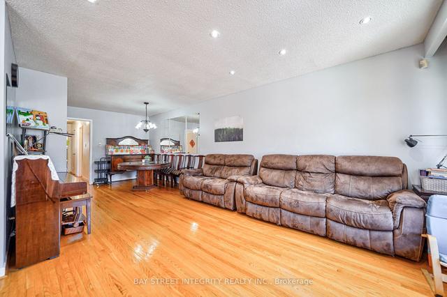 63 Picola Crt, House semidetached with 3 bedrooms, 2 bathrooms and 3 parking in Toronto ON | Image 29