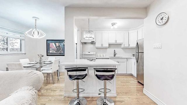 4 Niles Way, Townhouse with 3 bedrooms, 2 bathrooms and 2 parking in Markham ON | Image 1