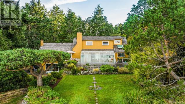 2550 Queenswood Dr, House detached with 5 bedrooms, 3 bathrooms and 8 parking in Saanich BC | Image 13