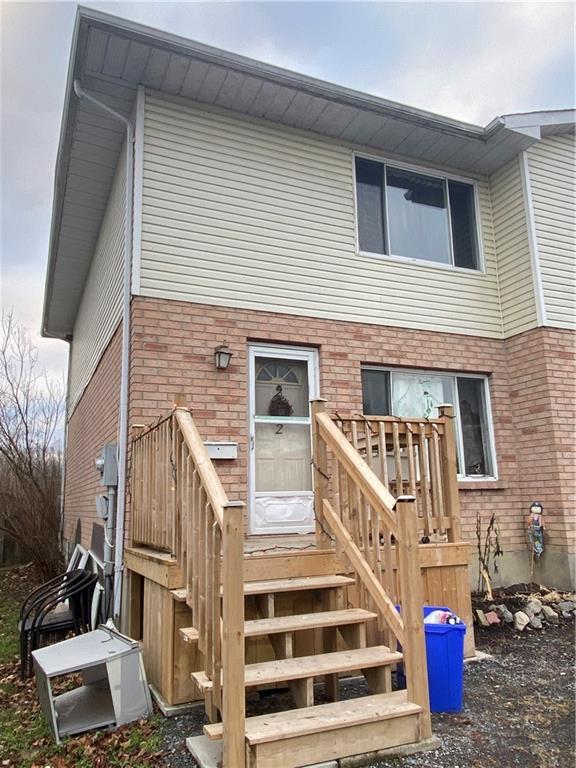 2262 Tollgate Road W, Townhouse with 2 bedrooms, 1 bathrooms and 2 parking in Cornwall ON | Image 1