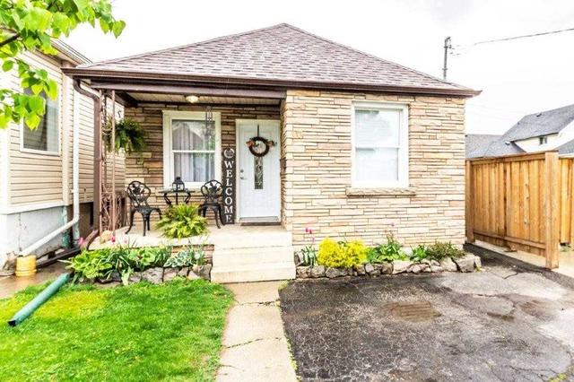 113 Houghton Ave N, House detached with 2 bedrooms, 2 bathrooms and 2 parking in Hamilton ON | Image 1