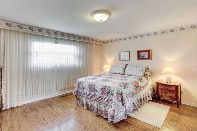 22 Burnhamill Pl, House detached with 3 bedrooms, 2 bathrooms and 6 parking in Toronto ON | Image 10