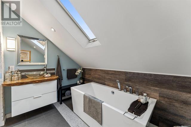 Soaker Tub with Vaulted  Ceiling | Image 39