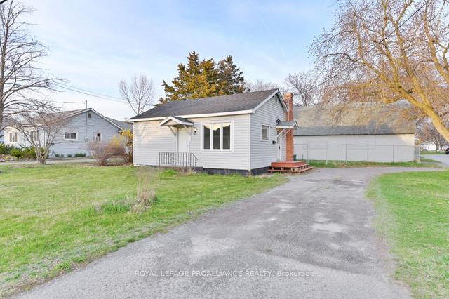 119 Centre St, House detached with 2 bedrooms, 1 bathrooms and 13 parking in Belleville ON | Image 8