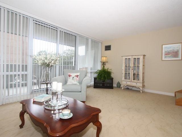 208 - 270 Scarlett Rd, Condo with 1 bedrooms, 1 bathrooms and 1 parking in Toronto ON | Image 5