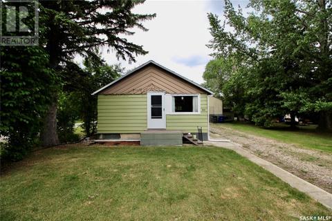301 3rd Avenue, House detached with 2 bedrooms, 1 bathrooms and null parking in Whitewood SK | Card Image