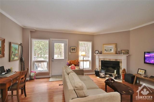 44 Lightfoot Place, Townhouse with 3 bedrooms, 3 bathrooms and 2 parking in Ottawa ON | Image 2