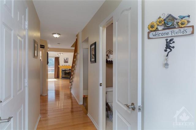 6 Woodford Way, Townhouse with 3 bedrooms, 3 bathrooms and 3 parking in Ottawa ON | Image 2