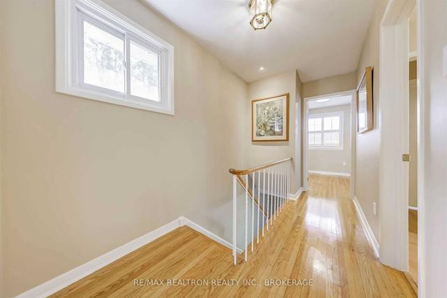 183 Pineway Blvd, House semidetached with 3 bedrooms, 3 bathrooms and 3 parking in Toronto ON | Image 11