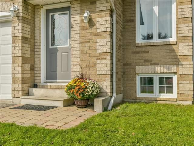 104 Mcfeeters Cres, House attached with 3 bedrooms, 3 bathrooms and 1 parking in Clarington ON | Image 2