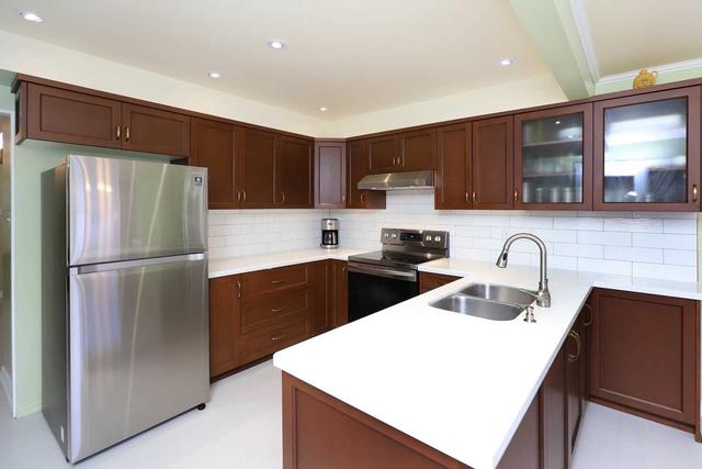 138 Marlott Rd, House detached with 3 bedrooms, 3 bathrooms and 5 parking in Vaughan ON | Image 6