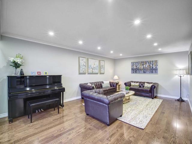 36 Butterfield Dr, House detached with 5 bedrooms, 4 bathrooms and 6 parking in Toronto ON | Image 3