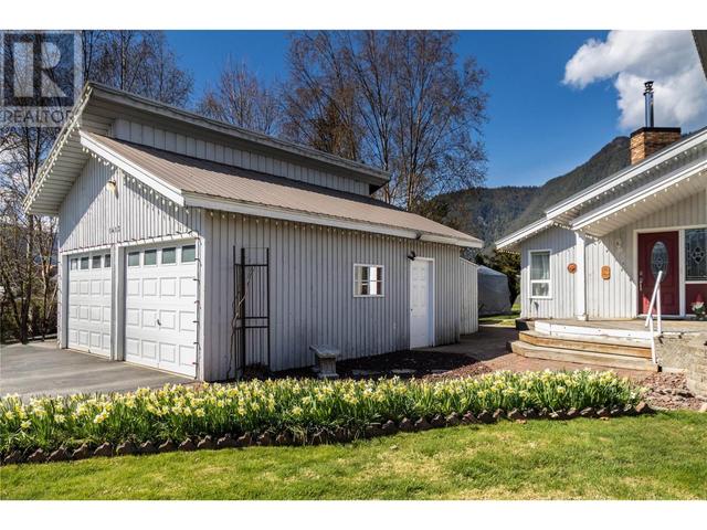 1413 Silver Sands Road, House detached with 3 bedrooms, 2 bathrooms and 1 parking in Sicamous BC | Image 40