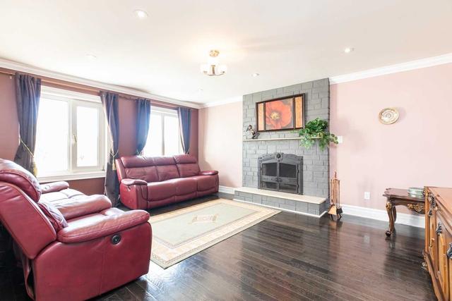 34 Fenton Way, House detached with 4 bedrooms, 5 bathrooms and 19 parking in Brampton ON | Image 2